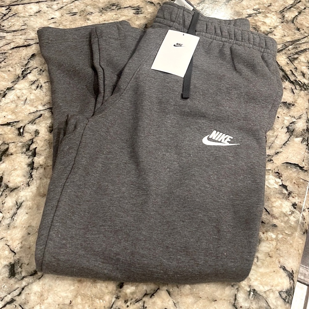 NWT Nike Sportswear Club Fleece Sweatpants Grey Mens Size S BV2707-071